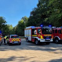 Die Feuerwehr Rodenbach wurde am Mittwochnachmittag zu einem Waldbrand im Bereich des Waldstadions alarmiert. Ein Anrufer hatte unklaren Brandgeruch im Wald wahrgenommen und folgerichtig die Feuerwehr alarmiert. Der Bereich wurde daraufhin weiträumig erkundet...

Laufende Nummer: 69/2026