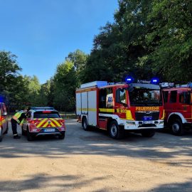 Die Feuerwehr Rodenbach wurde am Mittwochnachmittag zu einem Waldbrand im Bereich des Waldstadions alarmiert. Ein Anrufer hatte unklaren Brandgeruch im Wald wahrgenommen und folgerichtig die Feuerwehr alarmiert. Der Bereich wurde daraufhin weiträumig erkundet...

Laufende Nummer: 69/2026