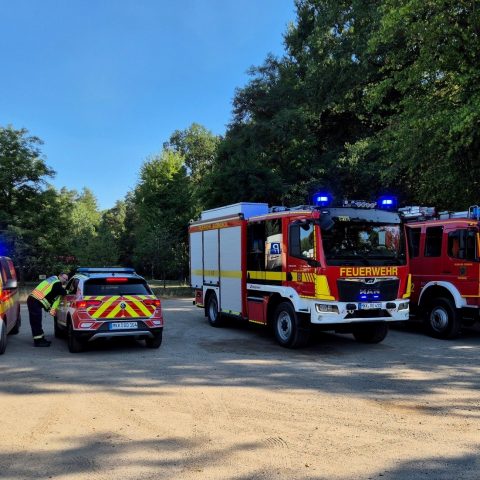 Die Feuerwehr Rodenbach wurde am Mittwochnachmittag zu einem Waldbrand im Bereich des Waldstadions alarmiert. Ein Anrufer hatte unklaren Brandgeruch im Wald wahrgenommen und folgerichtig die Feuerwehr alarmiert. Der Bereich wurde daraufhin weiträumig erkundet...

Laufende Nummer: 69/2026
