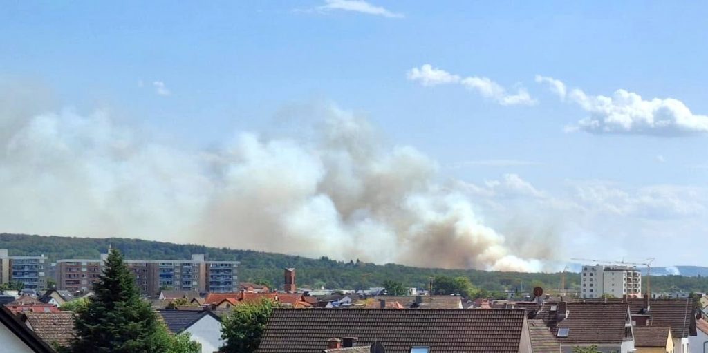 Die Feuerwehr Rodenbach wurde am Montagmittag um 11:45 Uhr zu einem Waldbrand in den Bereich des Wochenendgebietes „Niederrodenbacher Wingerte“ alarmiert. Bereits auf der Anfahrt kristallisierte sich durch zahlreiche Notrufe heraus, dass es an zwei nahe beieinander liegenden Stellen gleichzeitig brennt. Sofort wurden die Kräfte aus Rodenbach auf ...

Laufende Nummern: 70 - 77/2026