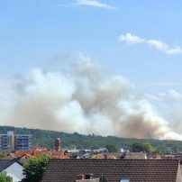 Die Feuerwehr Rodenbach wurde am Montagmittag um 11:45 Uhr zu einem Waldbrand in den Bereich des Wochenendgebietes „Niederrodenbacher Wingerte“ alarmiert. Bereits auf der Anfahrt kristallisierte sich durch zahlreiche Notrufe heraus, dass es an zwei nahe beieinander liegenden Stellen gleichzeitig brennt. Sofort wurden die Kräfte aus Rodenbach auf ...

Laufende Nummern: 70 - 77/2026