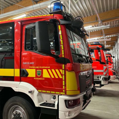 Die Feuerwehr Rodenbach unterstützte beim Tag der offenen Tür der Feuerwehr Langenselbold mit einem Löschfahrzeug, um die Einsatzbereitschaft sicherzustellen. Die Einsatzkräfte mussten im Verlauf des Abends nicht tätig werden.

Laufende Nummer: 81/2026