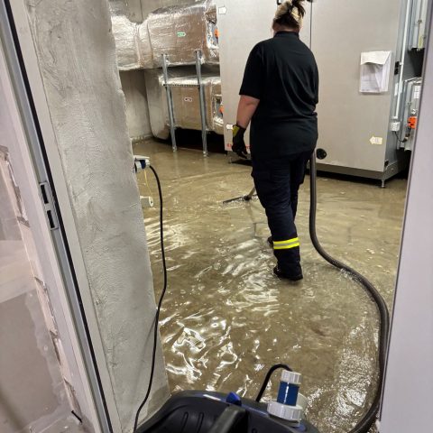 Die Jugendfeuerwehr entdeckte im Rahmen ihrer laufenden 24-Stundenübung, dass ein Teil des Kellers im Bürgertreff ca. 10 cm hoch unter Wasser stand. Um die Jugendveranstaltung weiterlaufen lassen zu können, wurden durch die Leitung der Feuerwehr telefonisch...

Laufende Nummer: 88/2026