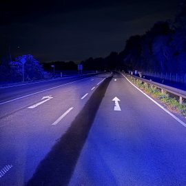 Die Leitung der Feuerwehr wurde über eine Betriebsmittelspur auf der Verbindungsstraße K 861 Niederrodenbach Richtung Langenselbold informiert. Da Hessen Mobil aufgrund anderer Einsatzlagen gebunden war, wurde die Einsatzstelle zunächst abgesichert und an eine nachgeforderte Fachfirma übergeben.

Laufende Nummer: 93/2026